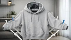 Hoodie im Winter schneller trocknen: Der simple 2-Bügel-Trick gegen klamme Kapuzen