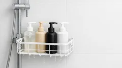 Schmierfilm in der Dusche vermeiden: Warum hängende Duschprodukte wirklich helfen