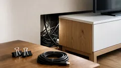 Kabelsalat schnell im Griff: Der Doppelclip-Trick für TV-Möbel und Schreibtisch