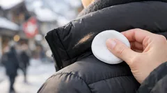 So entfernst du Puder- und Make-up-Spuren am Kragen der Daunenjacke in unter 1 Minute