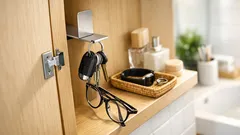 Mit einer Buchstütze schwebenden Stauraum schaffen: der Ordnungs-Hack für Schrank und Bad