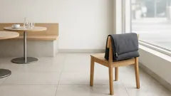 Dieser 10-Sekunden-Trick hält deinen Mantel im Restaurant sauber – ohne dass der Saum den Boden streift